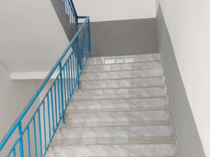 干净卫生的教学楼楼梯